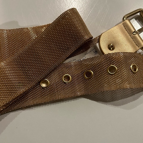 Stylish and Trendy Women's Size Medium Gold Belt - Fashion Accessories - Picture 4 of 11